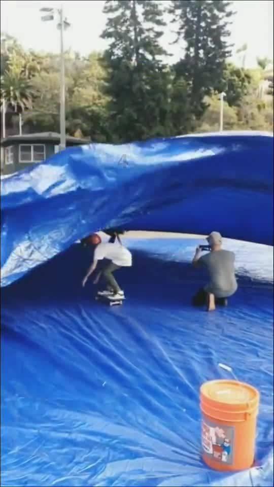 救援臭美男孩